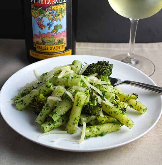 ziti with kale pesto and roasted broccoli, delicious served with an Italian white wine | cookingchatfood.com