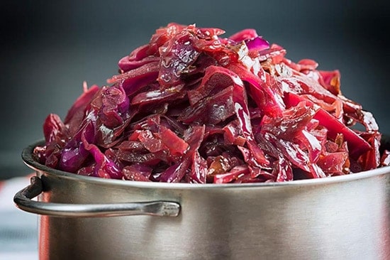 braised red cabbage in a pan