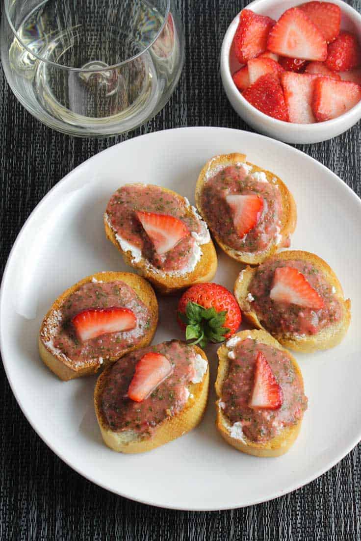 Savory Strawberry Crostini, delicious recipe with @Flastrawberries for the holidays! #SundaySupper #FLStrawberry