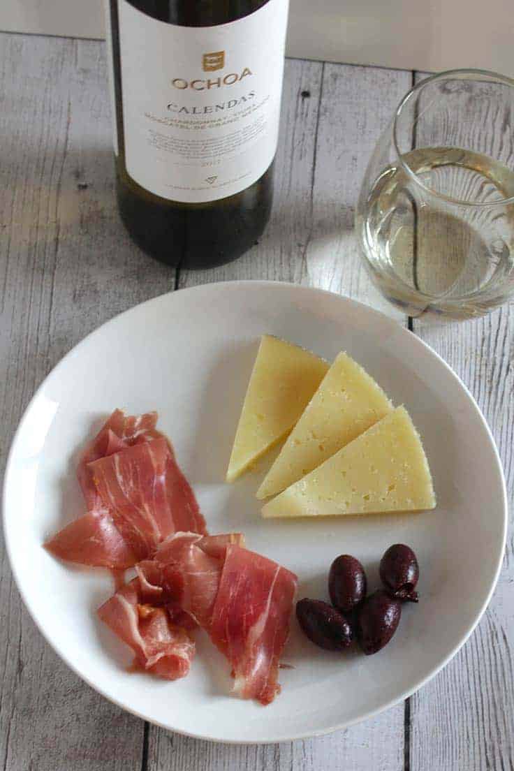 Ochoa Calendas Blanco is a high quality white wine from Navarra, Spain. Great with Serrano ham, as well as salmon pesto pasta! #winepairing