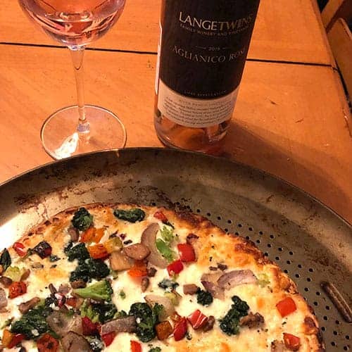 Lange Twins rosé paired with pizza.