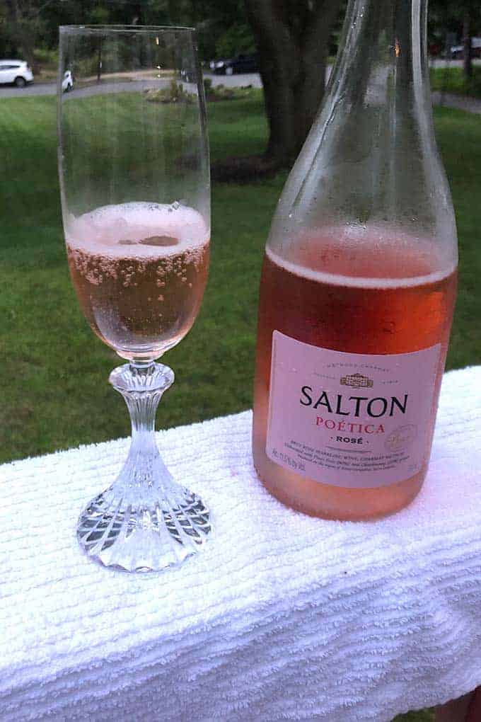 Salton Poética Rosé is an easy drinking, affordable sparkling wine from Brazil. #sparklingwine #winesofBrazil #winebargains #sponsored