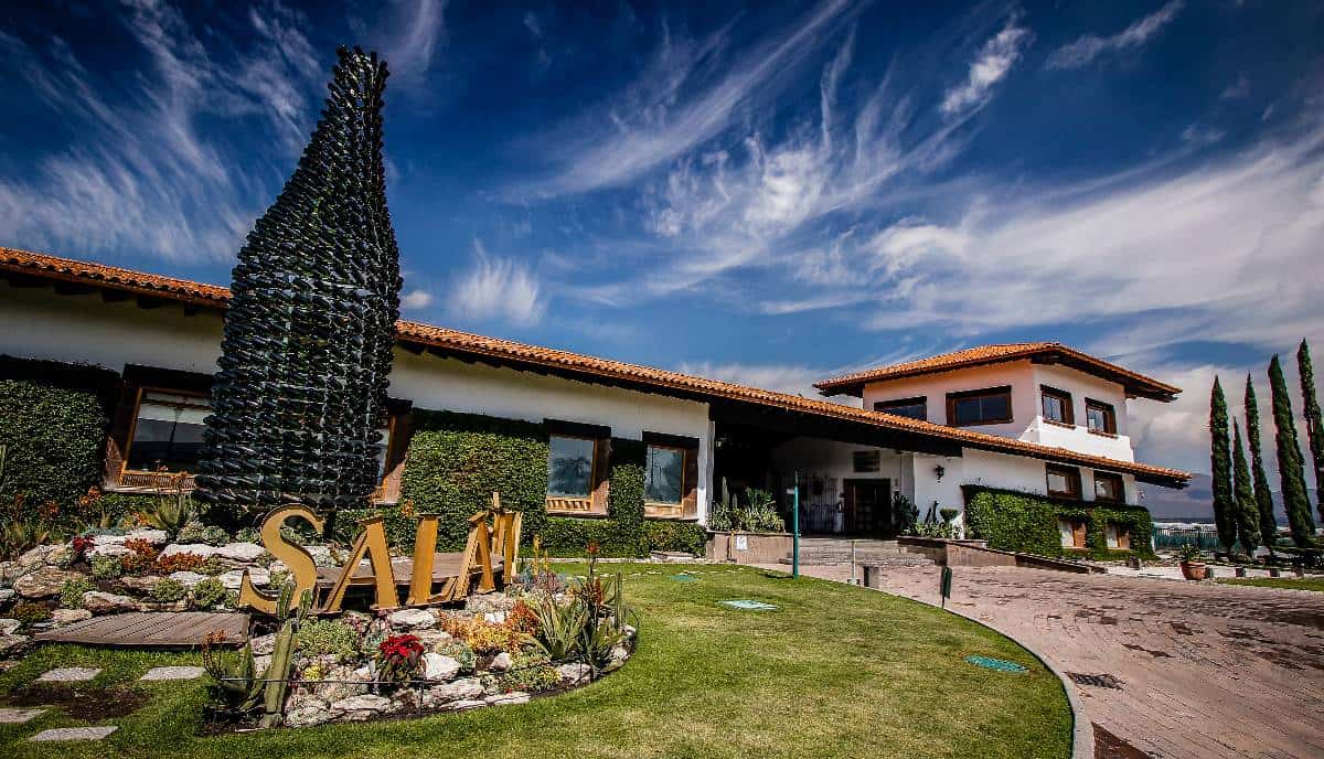 photo of Finca Sala Vivé winery in Central Mexico, take from outside the winery.