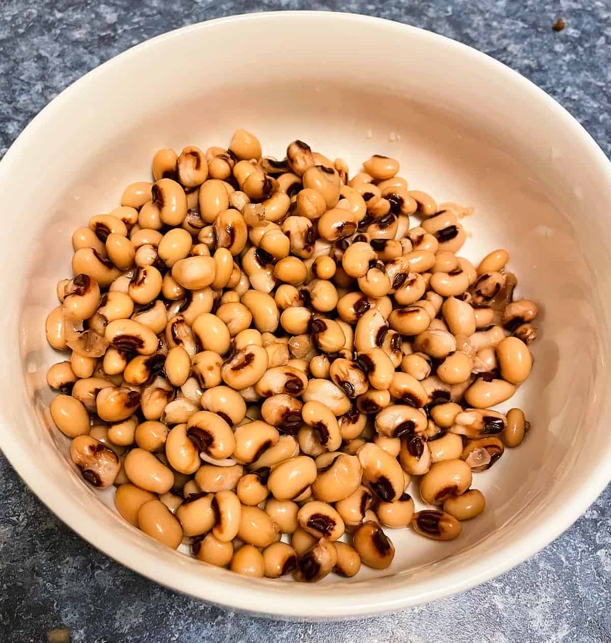 black-eyed peas in a white bowl, after rinsing.