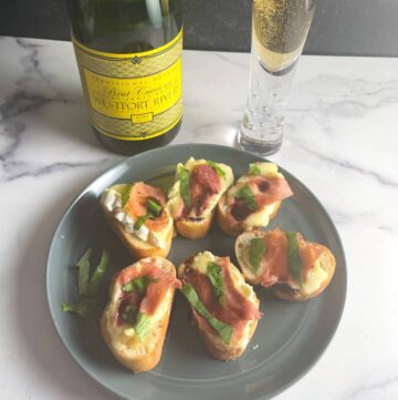 brie crostini served with sprkling wine