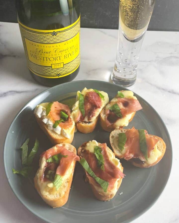 brie crostini served with sprkling wine