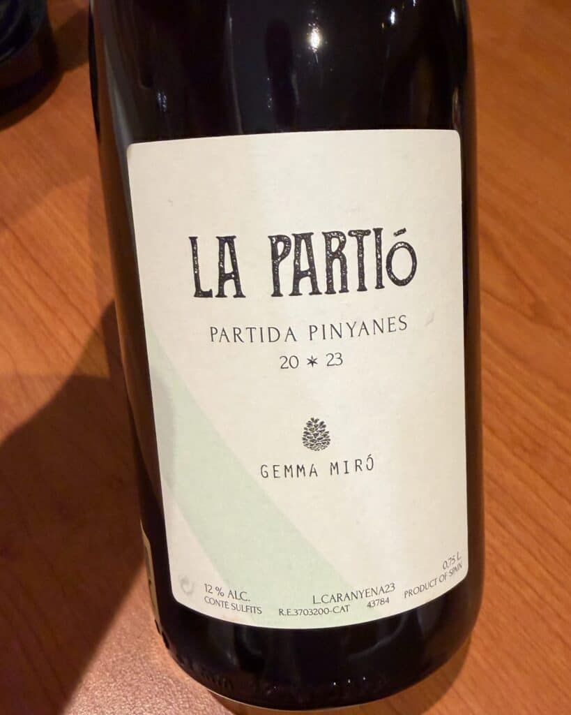 A bottle closeup of Gemma Miró's La Partió red wine.