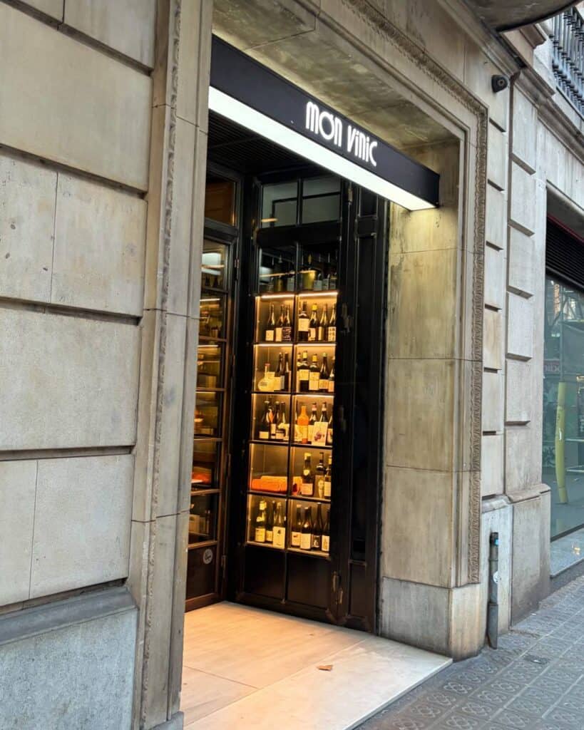 Photo of the entrance to Món Vínic, Barcelona.