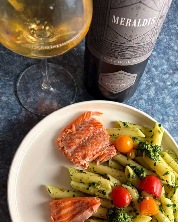 kale pesto pasta paired with salmon and a Verdejo white wine.