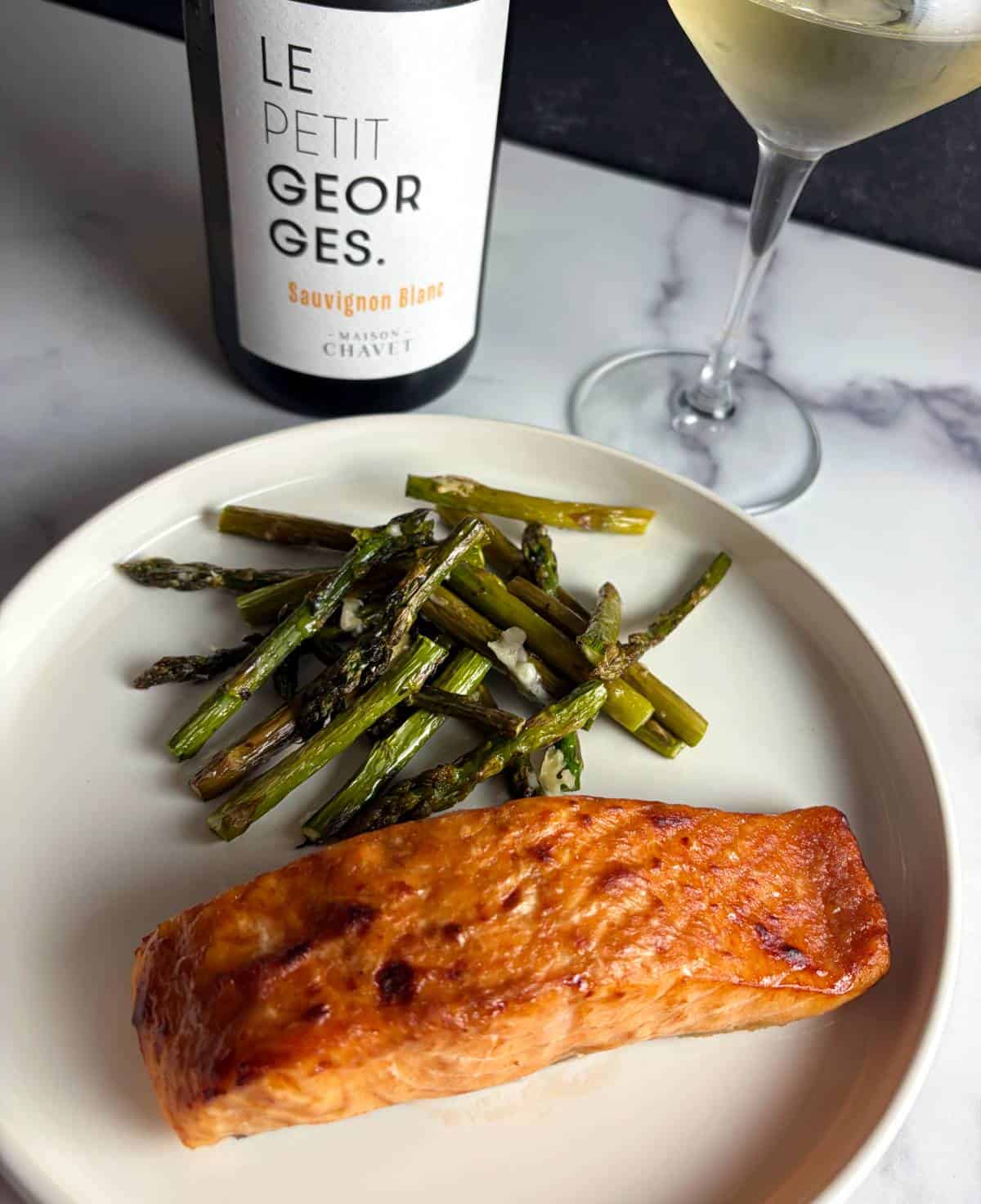 salmon served with asparagus, and a Sauvignon Blanc white wine.